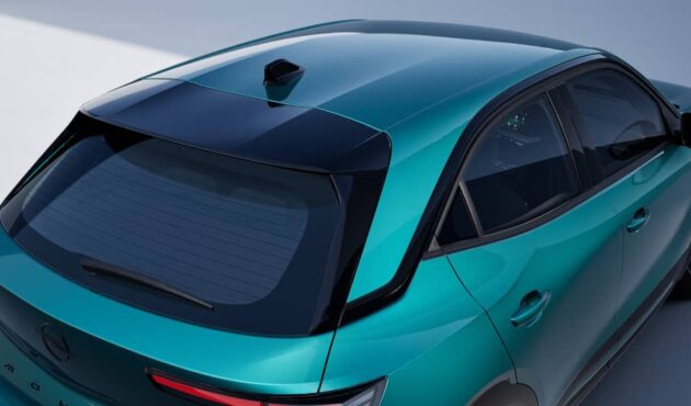 OPEL-Mokka-EDITION-05-00-BEV-EXTERIOR-TROPIKALGREEN-ROOF