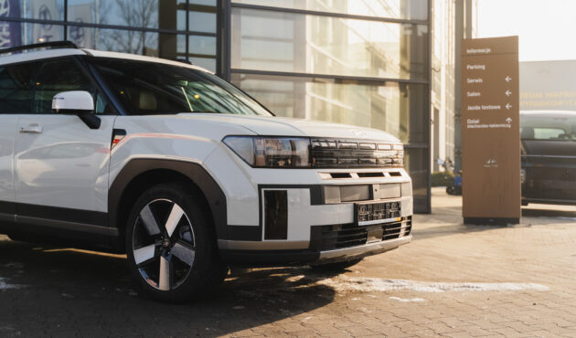 Przód Hyundai Santa Fe podkreśla nowoczesny design SUV-a Hyundai i jego wyrazisty charakter