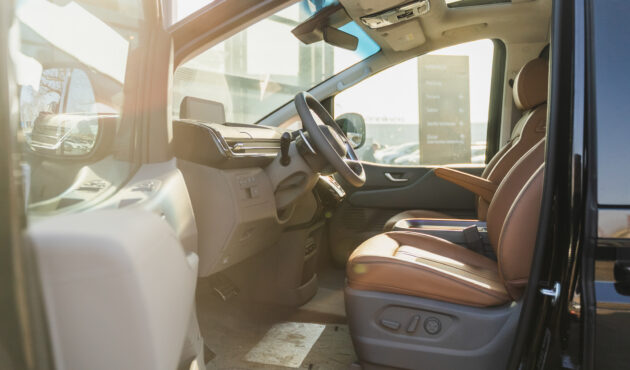 Hyundai Staria dostępna od ręki w Waro to van Hyundai zaprojektowany z myślą o komforcie pasażerów.