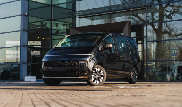 . Nowoczesny Hyundai Staria w salonach Waro na Śląsku oferuje dużą przestrzeń i wygodę podróżowania dla rodzin i firm