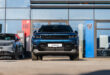 jeep-compass-niebieski-metalik-przod-niski-kat-przed-salonem-bielsko-biala-waro