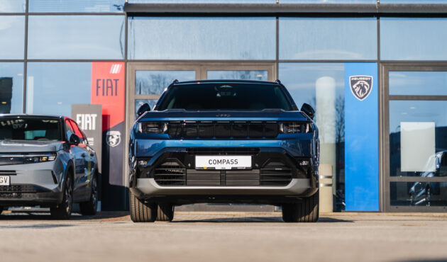 jeep-compass-niebieski-metalik-przod-niski-kat-przed-salonem-bielsko-biala-waro