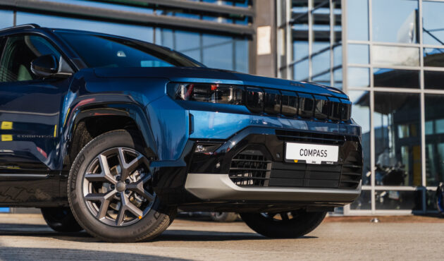 jeep-compass-niebieski-metalik-przod-zblizenie-na-maske-lewy-profil-detale-niski-kat-bielsko-biala-waro