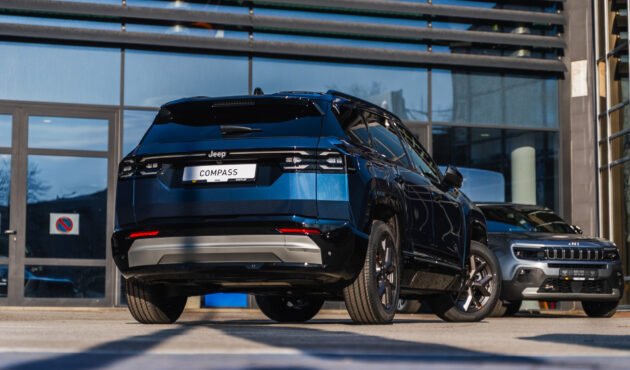 jeep-compass-niebieski-metalik-tyl-klapa-niski-kat-prawy-profil-bielsko-biala-waro