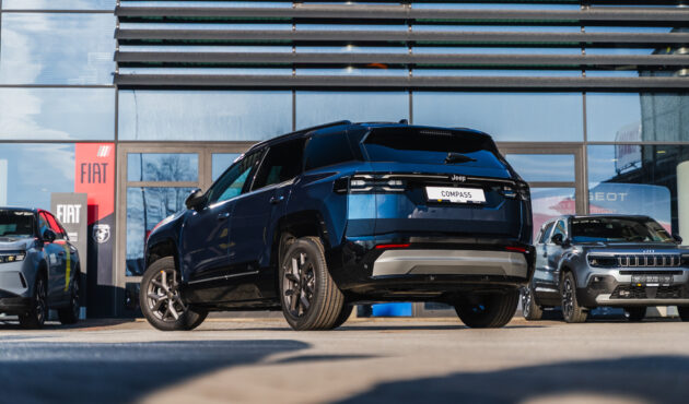 jeep-compass-niebieski-metalik-tyl-niski-kat-lewy-profil-bielsko-biala-waro