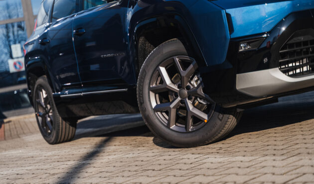 jeep-compass-niebieski-metalik-zblizenie-felga-bielsko-biala-waro