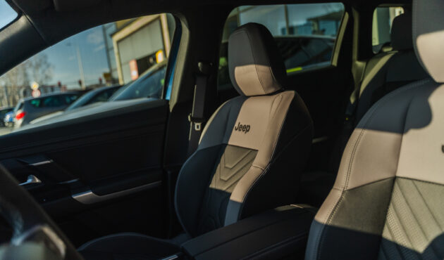 jeep-compass-wnetrze-fotele-logo-bielsko-biala-waro