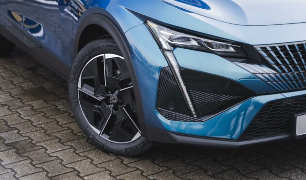 peugeot-408-detal-przodu-kolo-lewa-strona-niebieski-metalik-bielsko-biala-waro