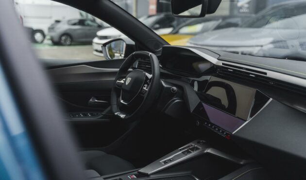 peugeot-408-i-cockpit-kierownica-multifunkcyjna-widok-ogolny-od-pasazera-wnetrze-bielsko-biala-waro