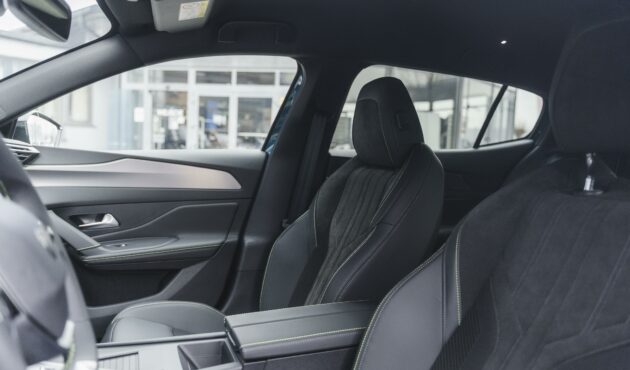 peugeot-408-wnetrze-fotele-alcantara-bielsko-biala-waro