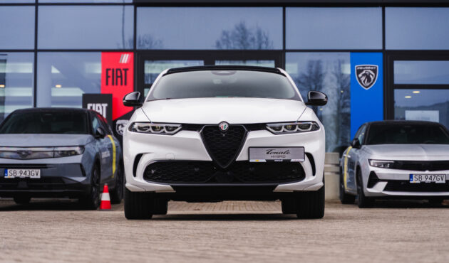 alfa-romeo-tonale-biala-przod-niski-kat-przed-salonem-bielsko-biala-waro