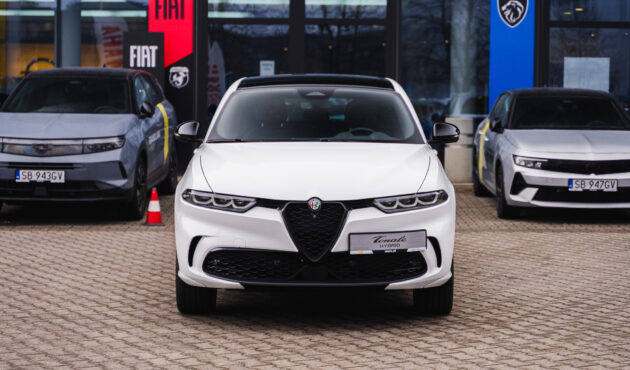 alfa-romeo-tonale-biala-przod-przed-salonem-bielsko-biala-waro