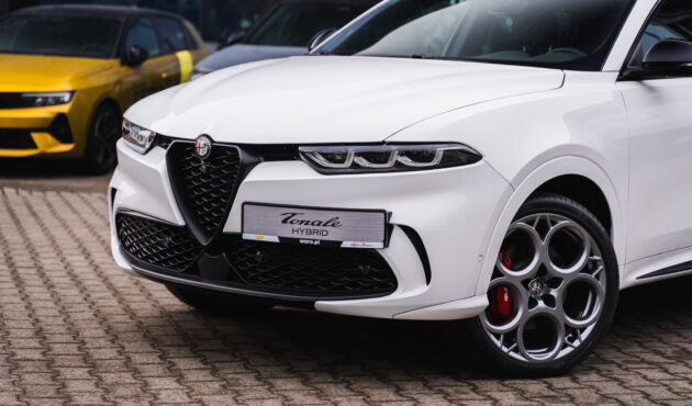 alfa-romeo-tonale-biala-widok-z-ukosa-przod-zblizenie-bielsko-biala-waro