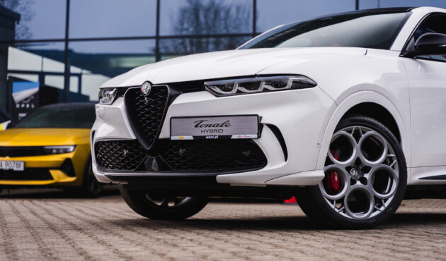 alfa-romeo-tonale-biala-widok-z-ukosa-przod-zblizenie-niski-kat-bielsko-biala-waro