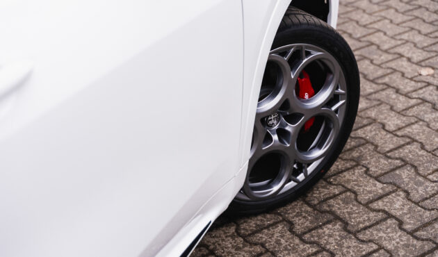 alfa-romeo-tonale-felga-czerwone-zaciski-bielsko-biala-waro