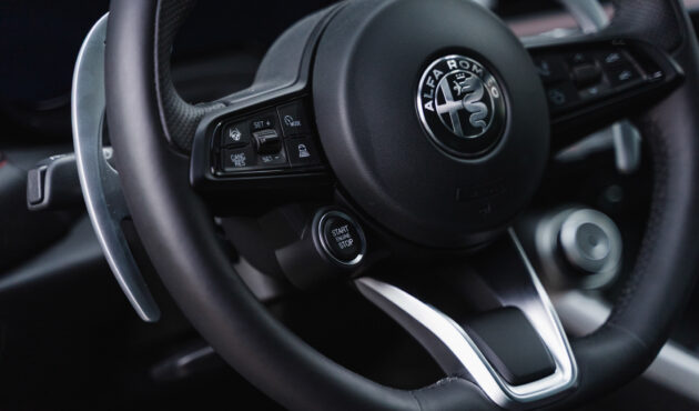 alfa-romeo-tonale-wnetrze-kierownica-zblizenie-na-logo-bielsko-biala-waro