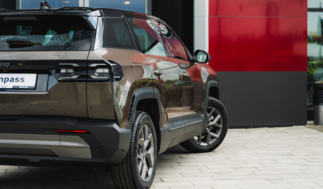 jeep-compass-brazowy-z-czarnym-dachem-bok-zory-waro