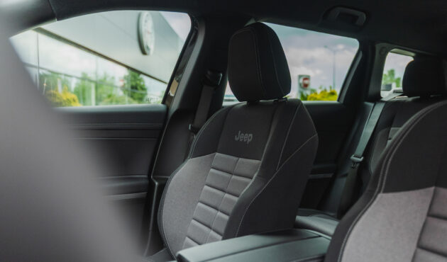 jeep-compass-brazowy-z-czarnym-dachem-fotele-zory-waro