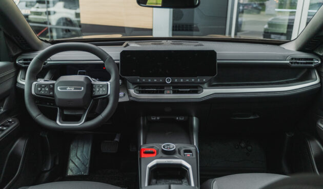 jeep-compass-brazowy-z-czarnym-dachem-kierownica-kokpit-zory-waro