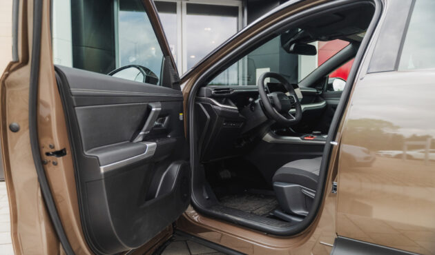 jeep-compass-brazowy-z-czarnym-dachem-przod-wnetrze-zory-waro