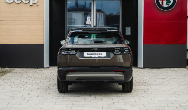 jeep-compass-brazowy-z-czarnym-dachem-tyl-zory-waro