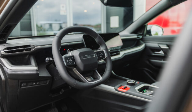 jeep-compass-brazowy-z-czarnym-dachem-wnetrze-kierownica-zory-waro