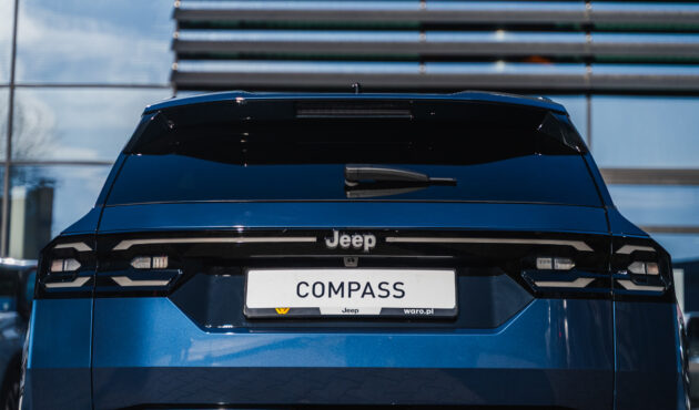 jeep-compass-niebieski-metalik-tyl-klapa-zblizenie-bielsko-biala-waro (2)