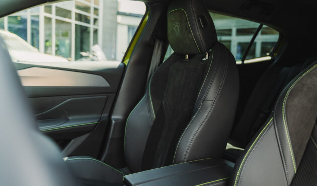 peugeot-408-nowy-lifting-wnetrze-fotele-alcantara-logo-na-zaglowku-bielsko-biala-waro