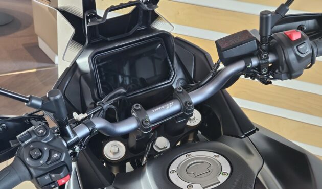 yamaha-tracer-7-GT-katowice-kierownica-sterowanie-wyświetlacz