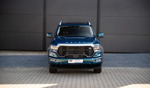 Niebieski pickup Foton Tunland V9 Ultra prezentujący pełną sylwetkę nadwozia na placu autoryzowanego dealera Waro