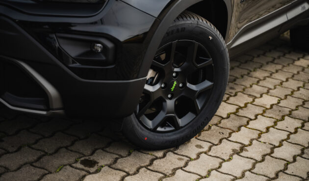 Jeep Avenger 4xe z napędem na cztery koła podczas jazdy w terenie