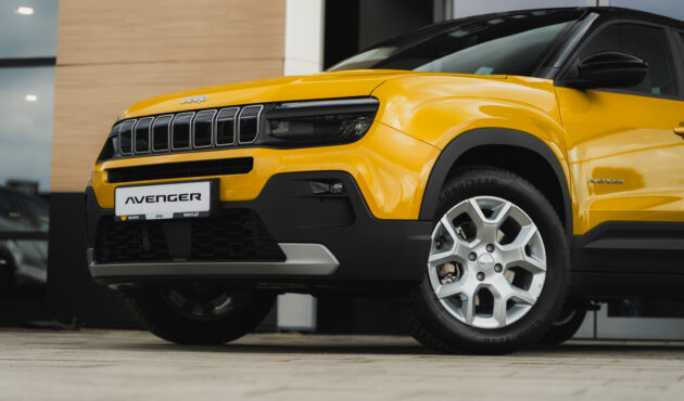 Porównanie wersji napędowych modeli Jeep Avenger w salonie WARO