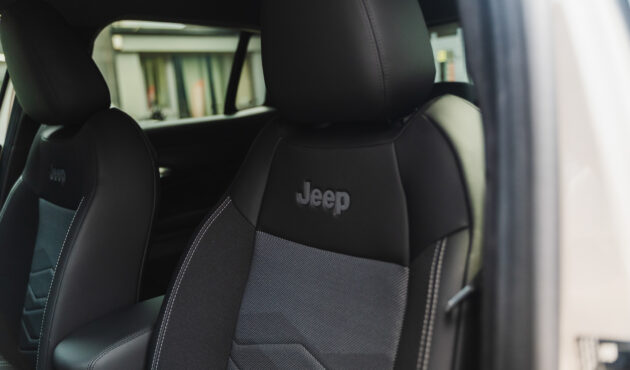 jeep-avenger-summit-fotele-logo-bielsko-biala-waro