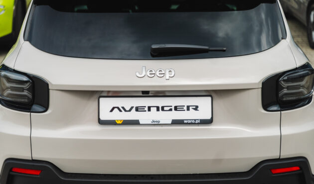 Tył Jeep Avenger beżowy zbliżenie na reflektory