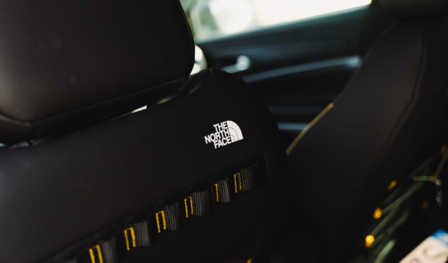 jeep-avenger-the-north-face-fotel-tyl-logo-bielsko-biala-waro