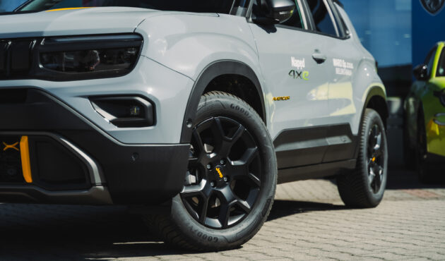 jeep-avenger-the-north-face-przod-opona-felga-czarna-4xe-bielsko-biala-waro