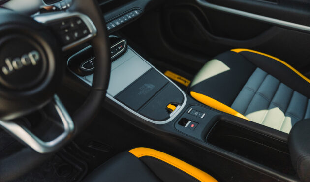 jeep-avenger-the-north-face-wnetrze-panel-srodkowy-zblizenie-bielsko-biala-waro