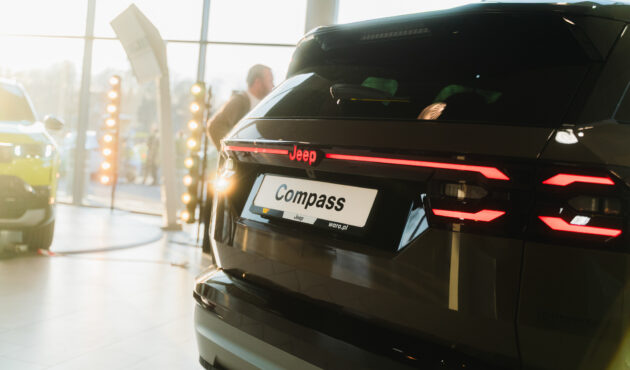 jeep-compass-czarny-tyl-bielsko-biala-premiera-waro