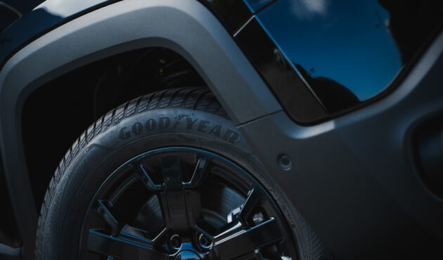 Zbliżenie na czarną felgę i czarną oponę terenową w modelu Jeep Renegade z logo WARO.