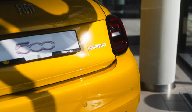 nowy-fiat-500-tyl-saochodu-hybrid-logo-miejski-styl-waro-bielsko-biala-zory