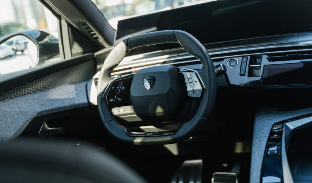 Nowoczesne wnętrze Peugeot z ergonomiczną kierownicą i cyfrowym kokpitem Peugeot i-Cockpit w salonie Waro