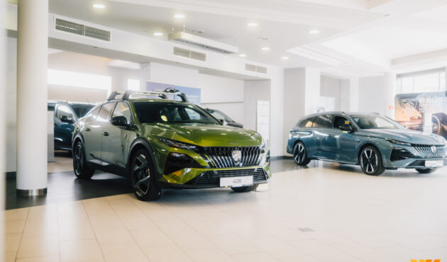 Przestronny i nowoczesny salon autoryzowanego dealera Peugeot Salony Waro z ekspozycją modeli 408 i 308 SW