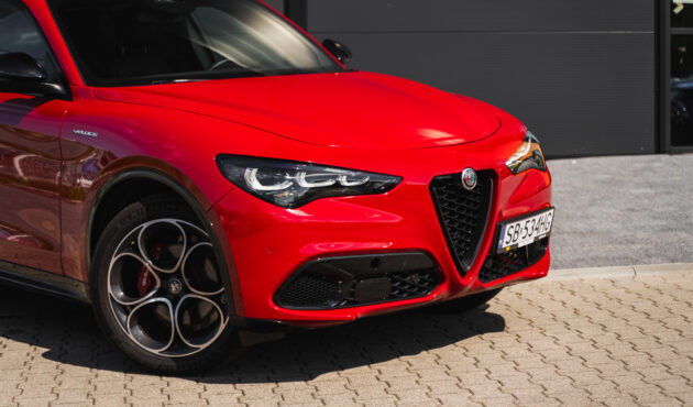 Czerwona Alfa Romeo Stelvio – zbliżenie na charakterystyczny przedni grill Scudetto w salonie Waro Bielsko-Biała.