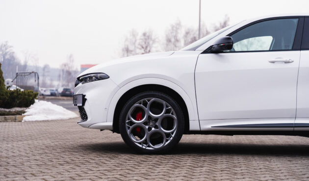 Biała Alfa Romeo Tonale widok z boku na parkingu dealera Waro