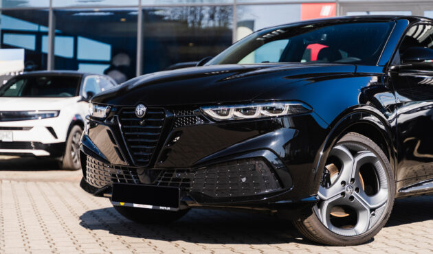 Przednie reflektory Matrix LED w czarnej Alfa Romeo Tonale pod salonem Waro.