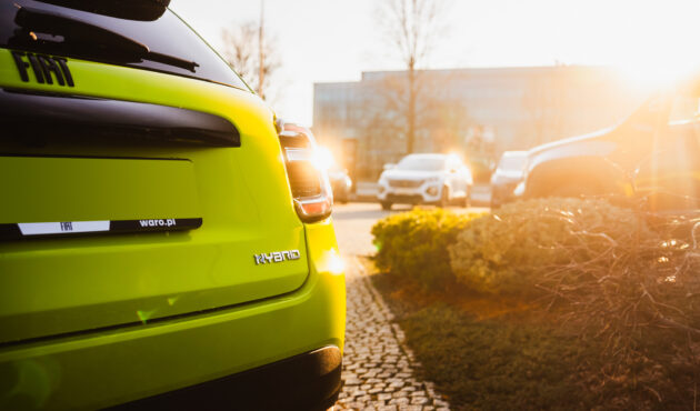 Fiat 600 Sport 2026 – widok na profil i tył nadwozia w promieniach zachodzącego słońca przed salonem Waro.