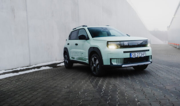 Nowy Fiat Grande Panda w miętowym kolorze – widok z przodu i boku przed salonem Waro.
