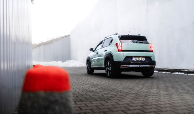 Tył samochodu Fiat Grande Panda ze światłami w kształcie pikseli na placu salonu Waro.