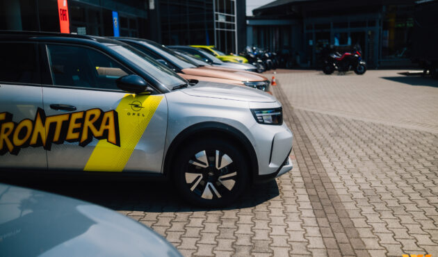 Srebrny Opel Frontera z naklejkami demonstracyjnymi zaparkowany na placu dealerstwa Waro w Bielsku-Białej.