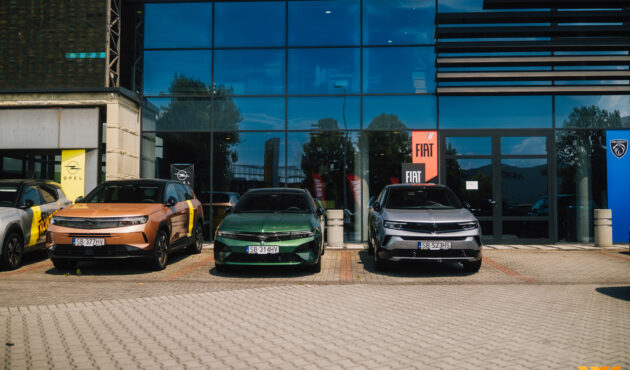 Flota testowa samochodów Opel Grandland, Astra i Frontera przed budynkiem salonu samochodowego Waro w Bielsku-Białej.